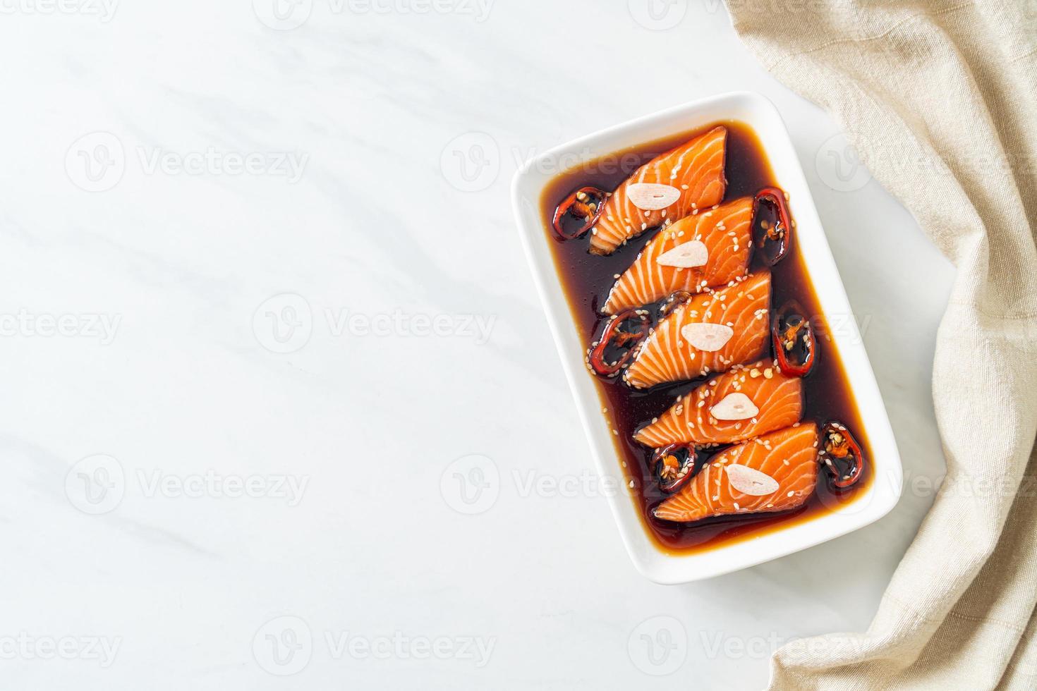 shoyu marinado de salmão ou molho de soja em conserva de salmão foto