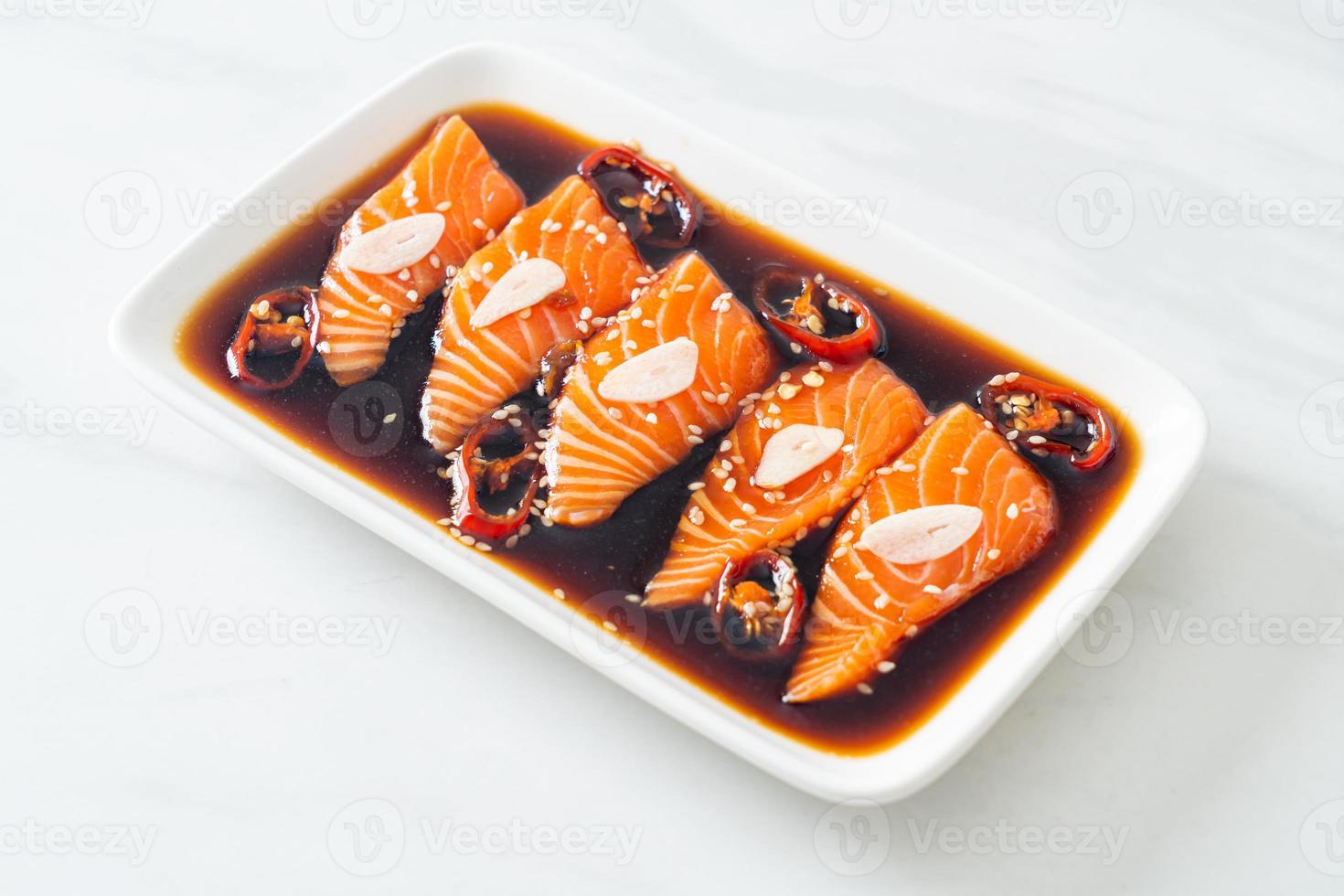 shoyu marinado de salmão ou molho de soja em conserva de salmão foto