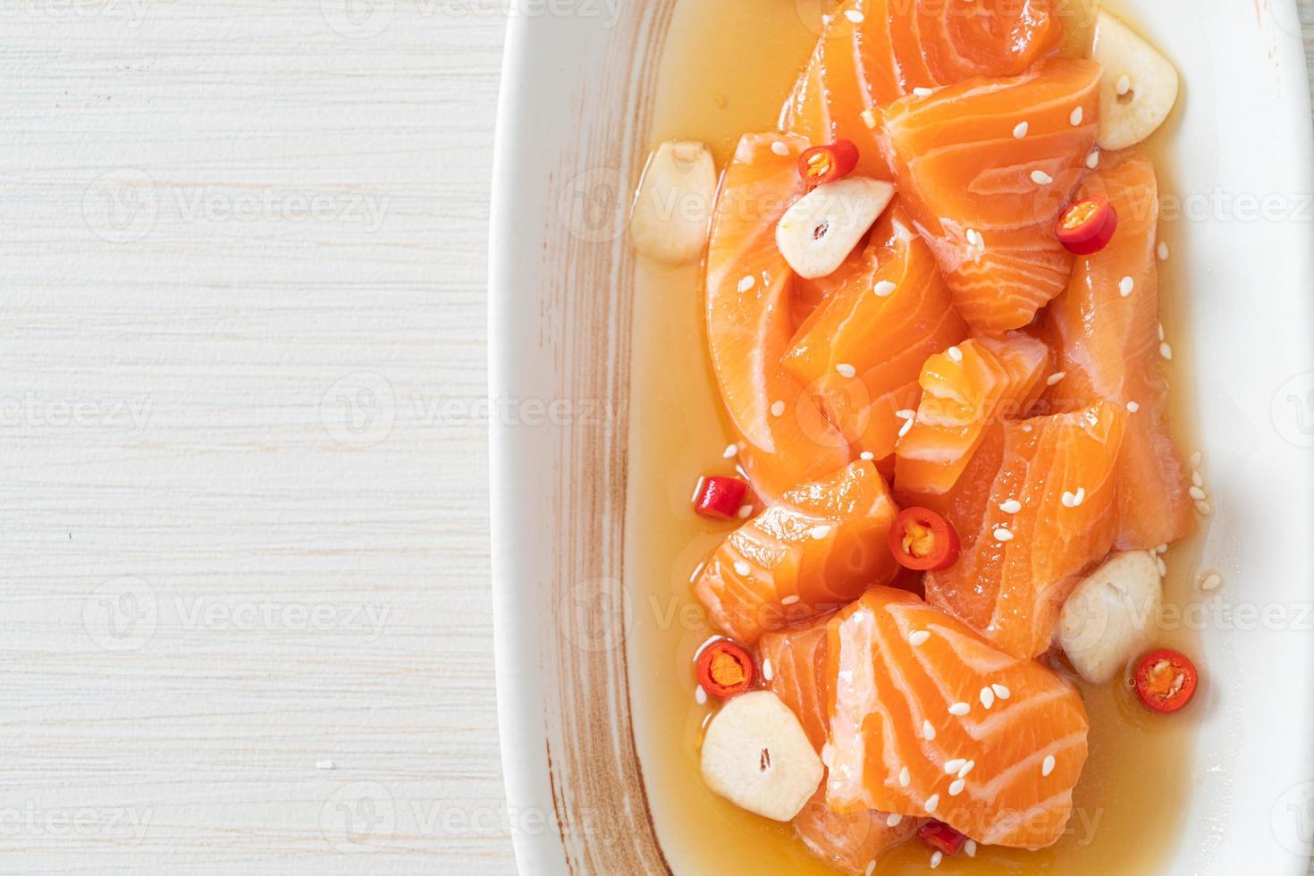 salmão fresco shoyu marinado cru ou molho de soja em conserva de salmão foto