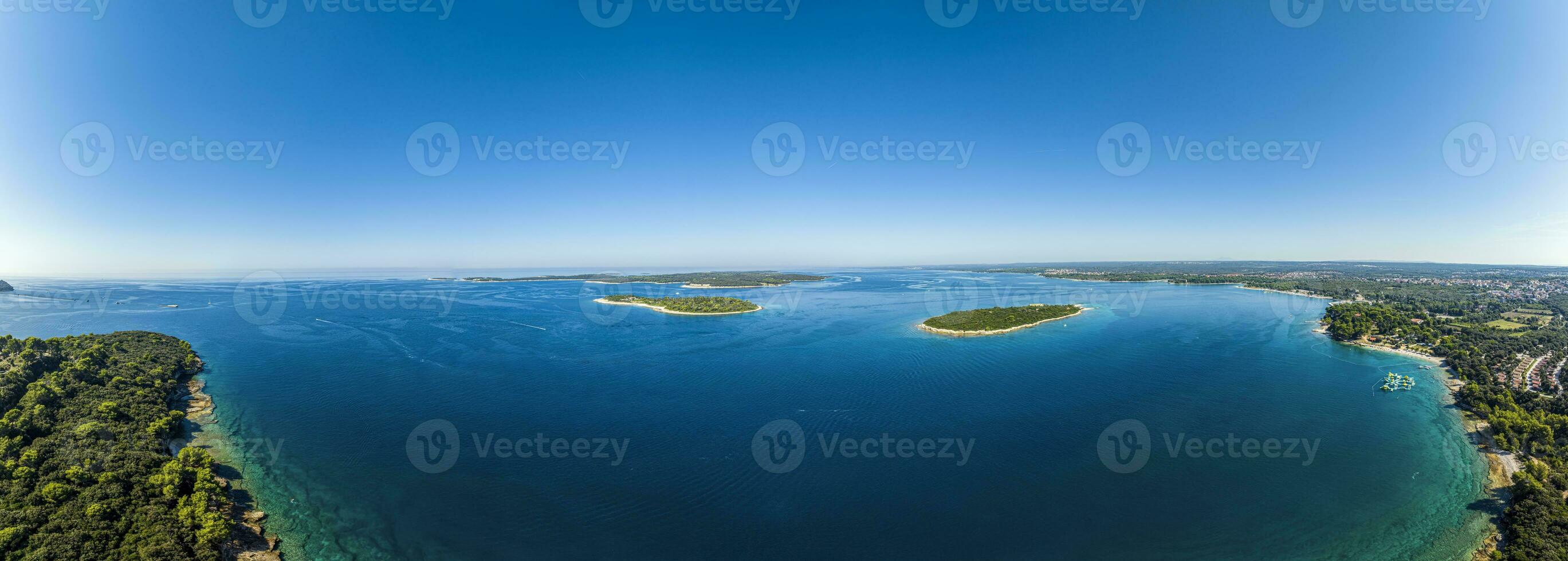 zangão panorama sobre brijuni ilhas dentro frente do pula dentro istria dentro verão foto