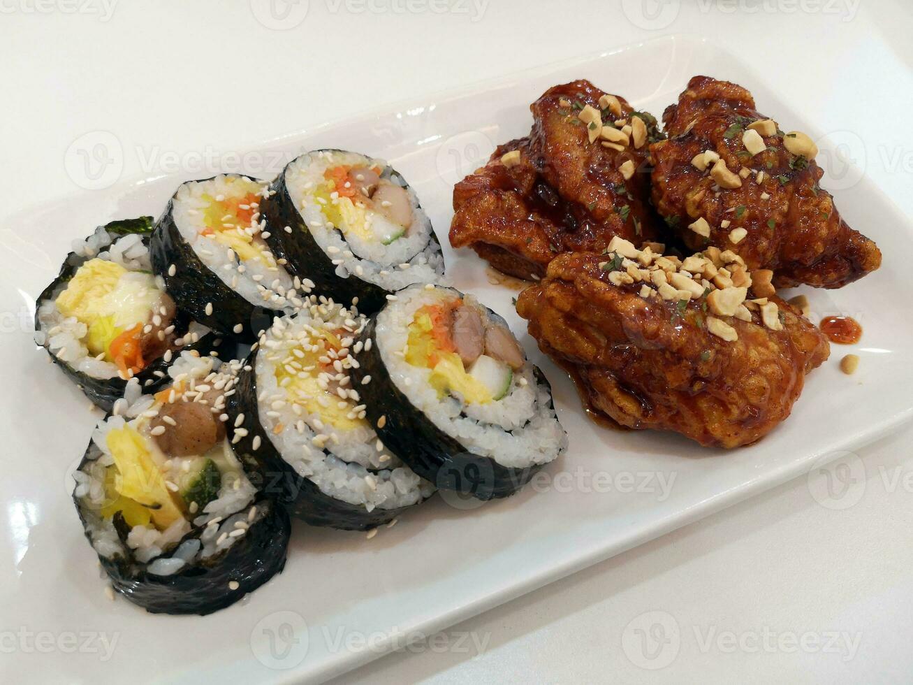 gimbap ou kimbap, coreano recheado rolos e frito frango tradicional ásia Comida. foto