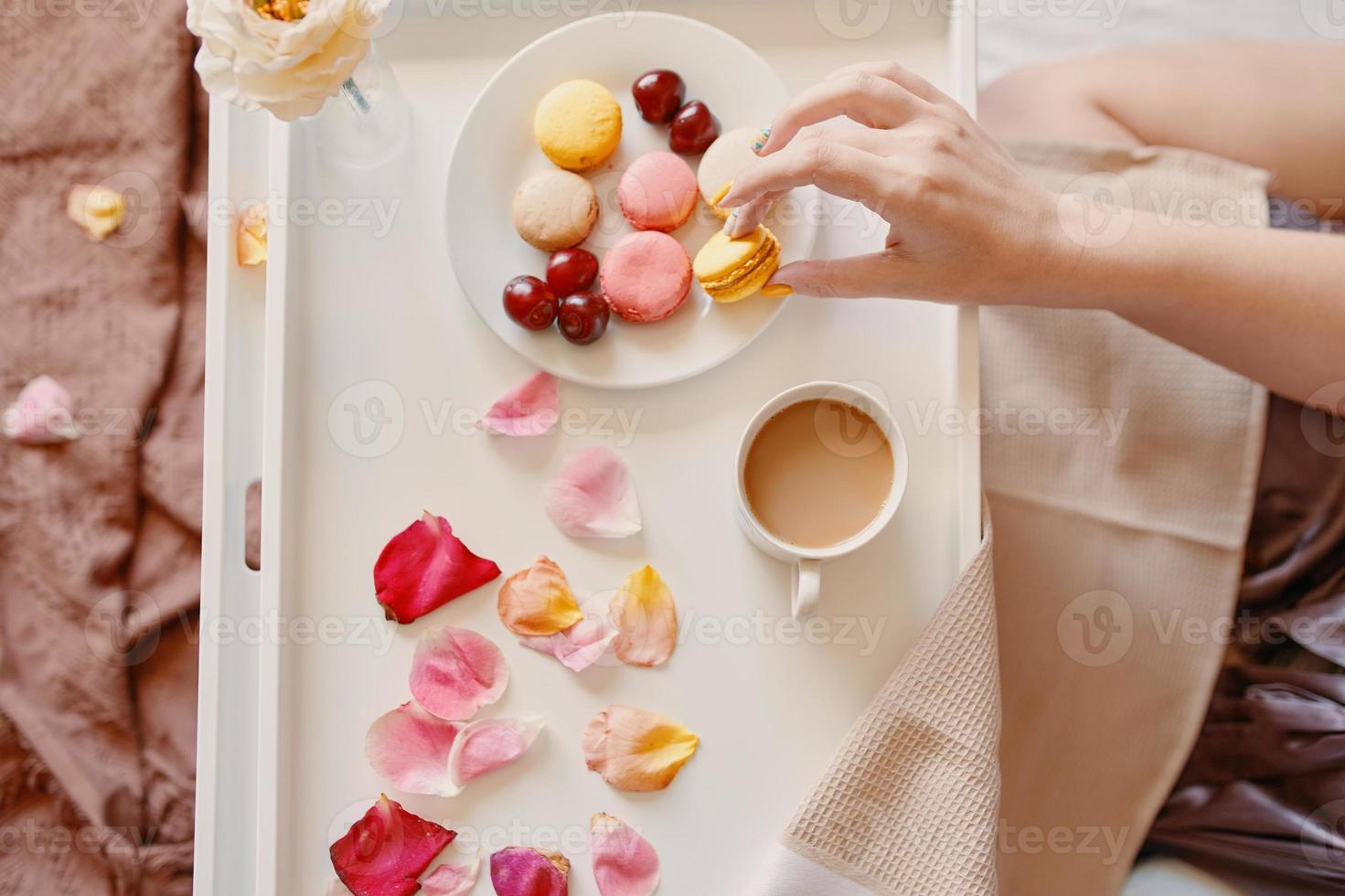 vista de cima do café da manhã romântico na cama foto