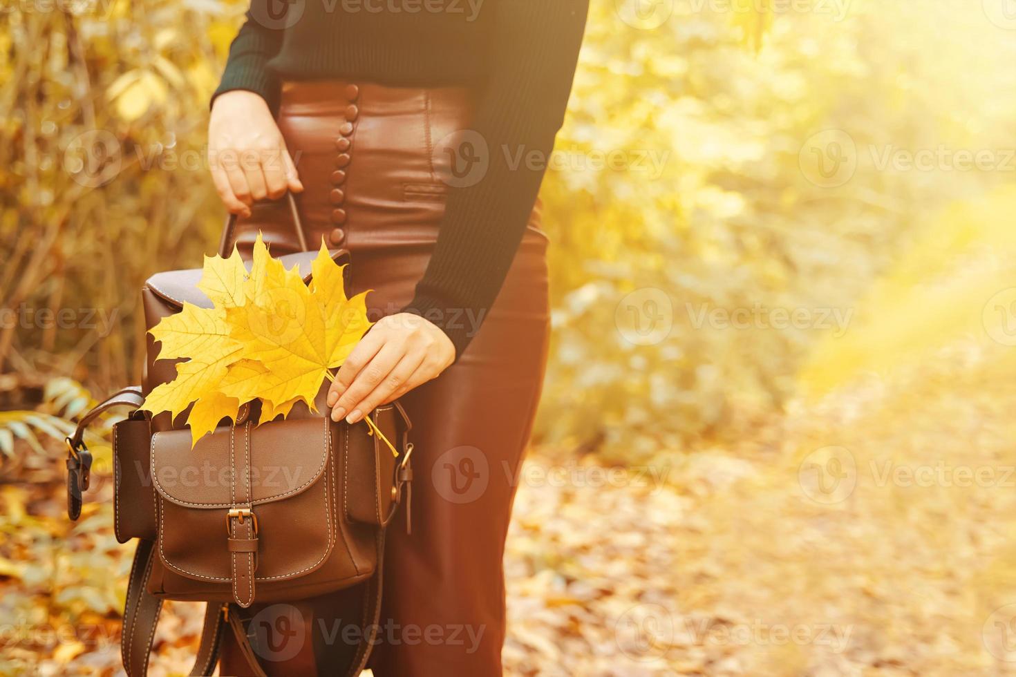 mulher com uma mochila e folhagem foto