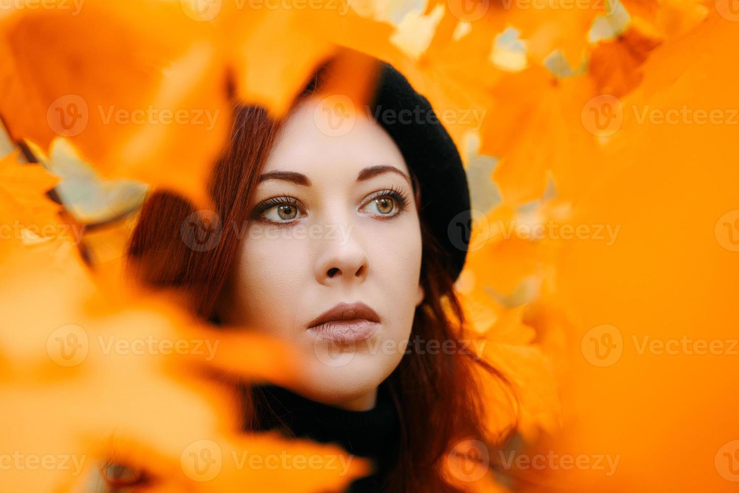 outono retrato romântico de uma mulher ruiva foto