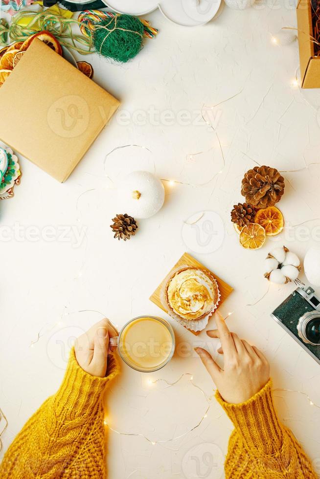 café da manhã festivo de natal com tortinha e café foto