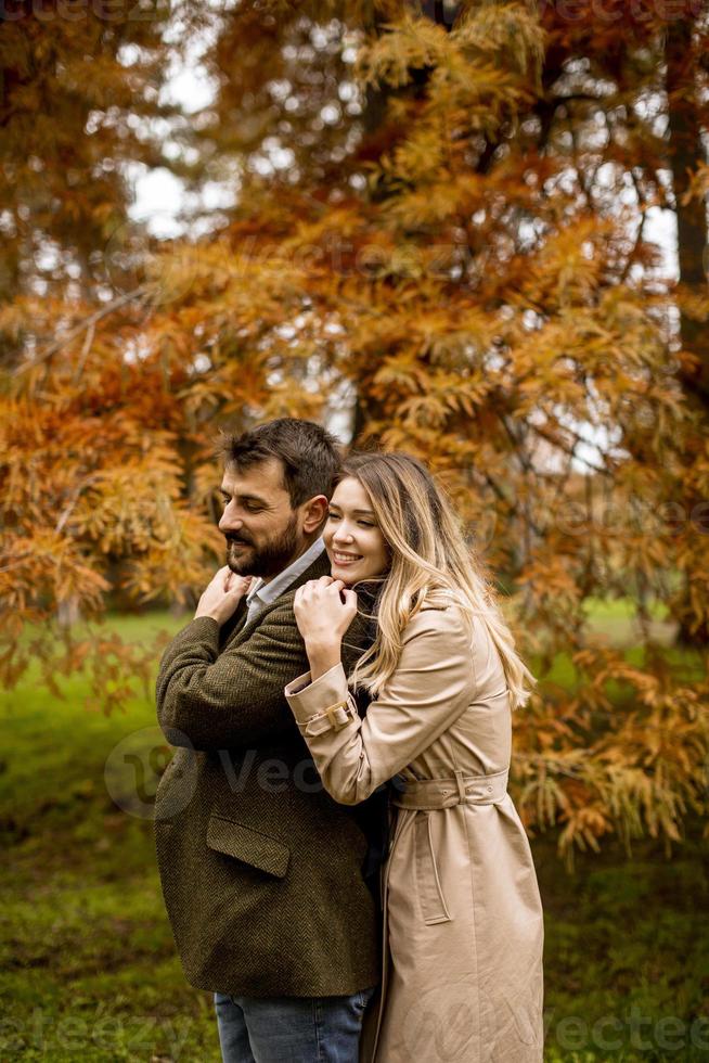 jovem casal no parque outono foto