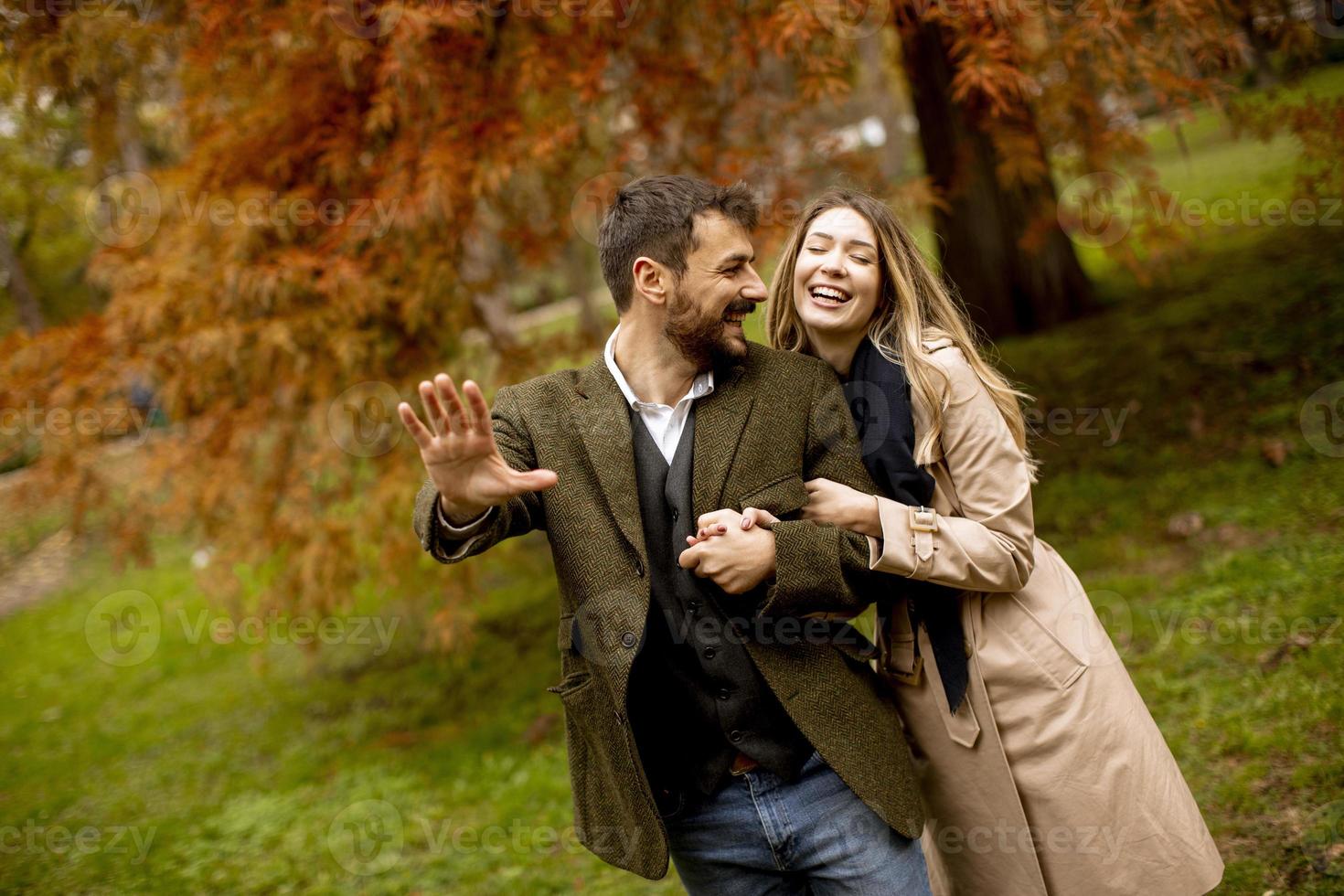 jovem casal no parque outono foto