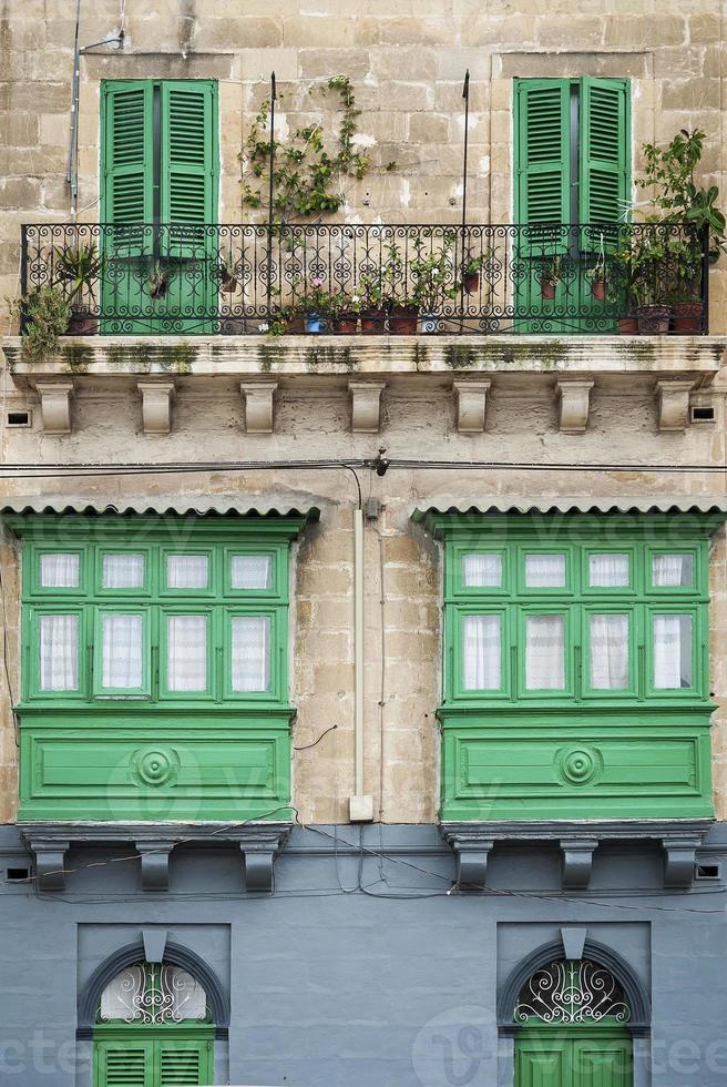 detalhe de arquitetura de janela de casa tradicional na cidade velha de La Valletta em Malta foto