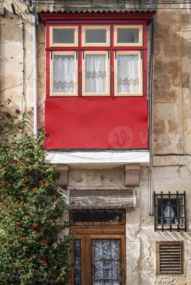 detalhe de arquitetura de janela de casa tradicional na cidade velha de La Valletta em Malta foto