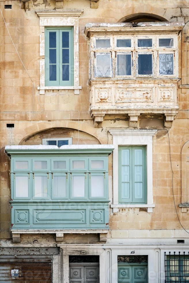 detalhe de arquitetura de janela de casa tradicional na cidade velha de La Valletta em Malta foto