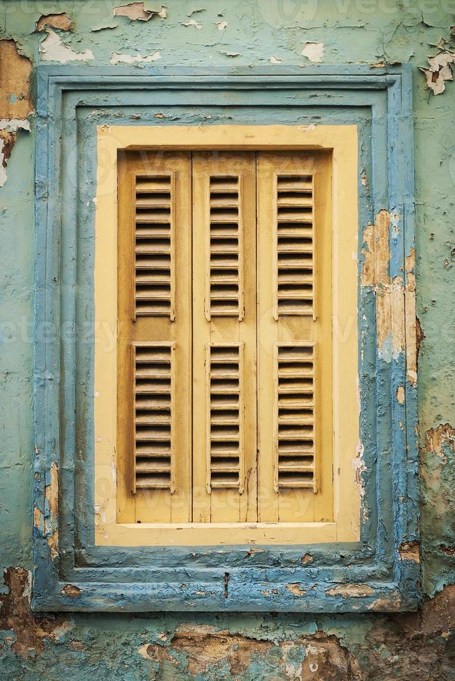 detalhe de arquitetura de janela de casa tradicional na cidade velha de La Valletta em Malta foto