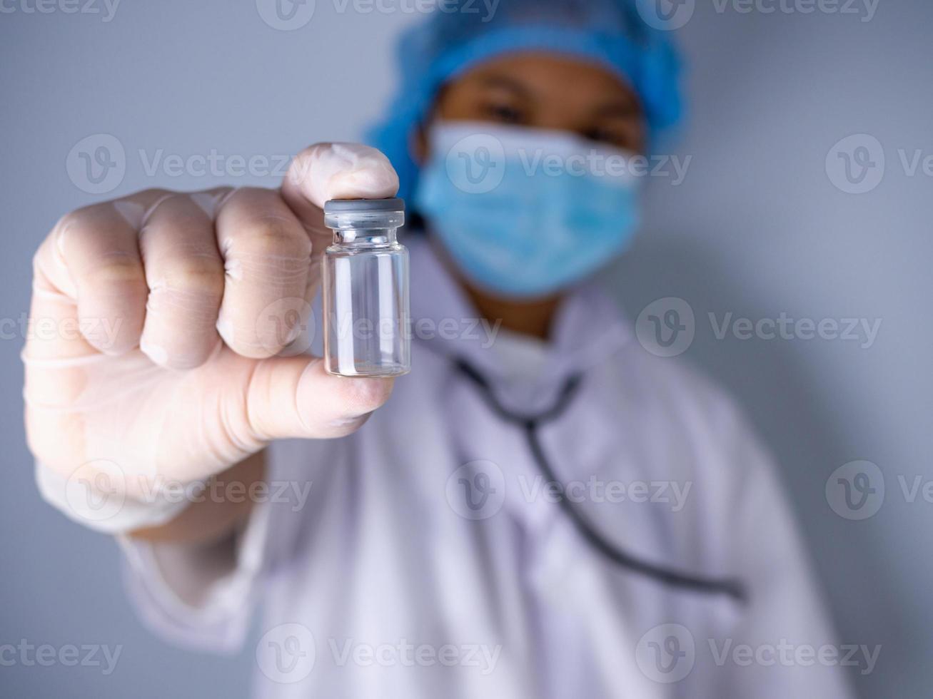 retrato de estúdio de um frasco de vacina de médica foto