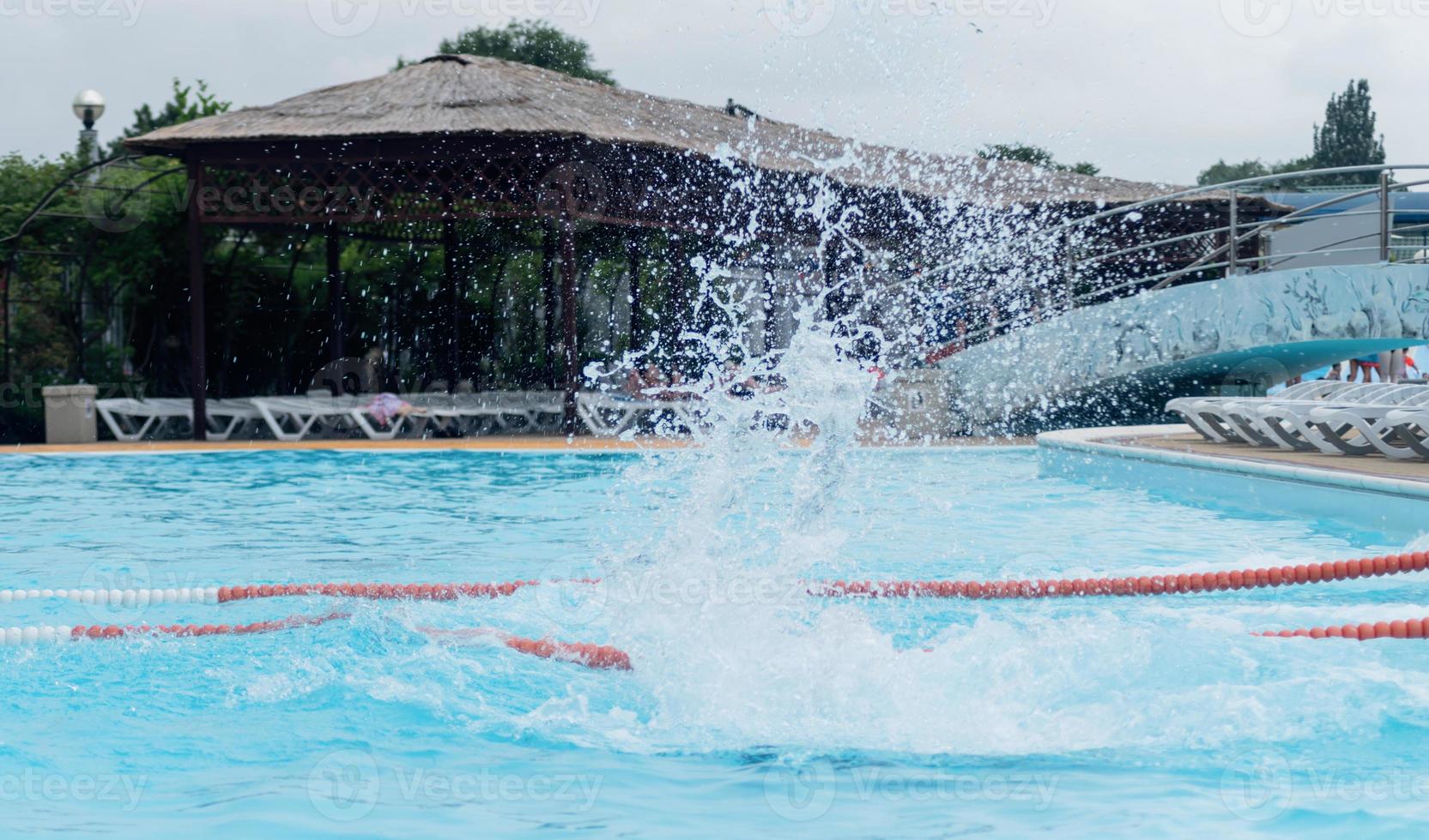 mergulhar na piscina foto