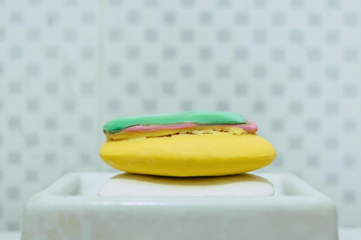 camada de sabonete e sabonete colorido no banheiro e no banheiro. foto
