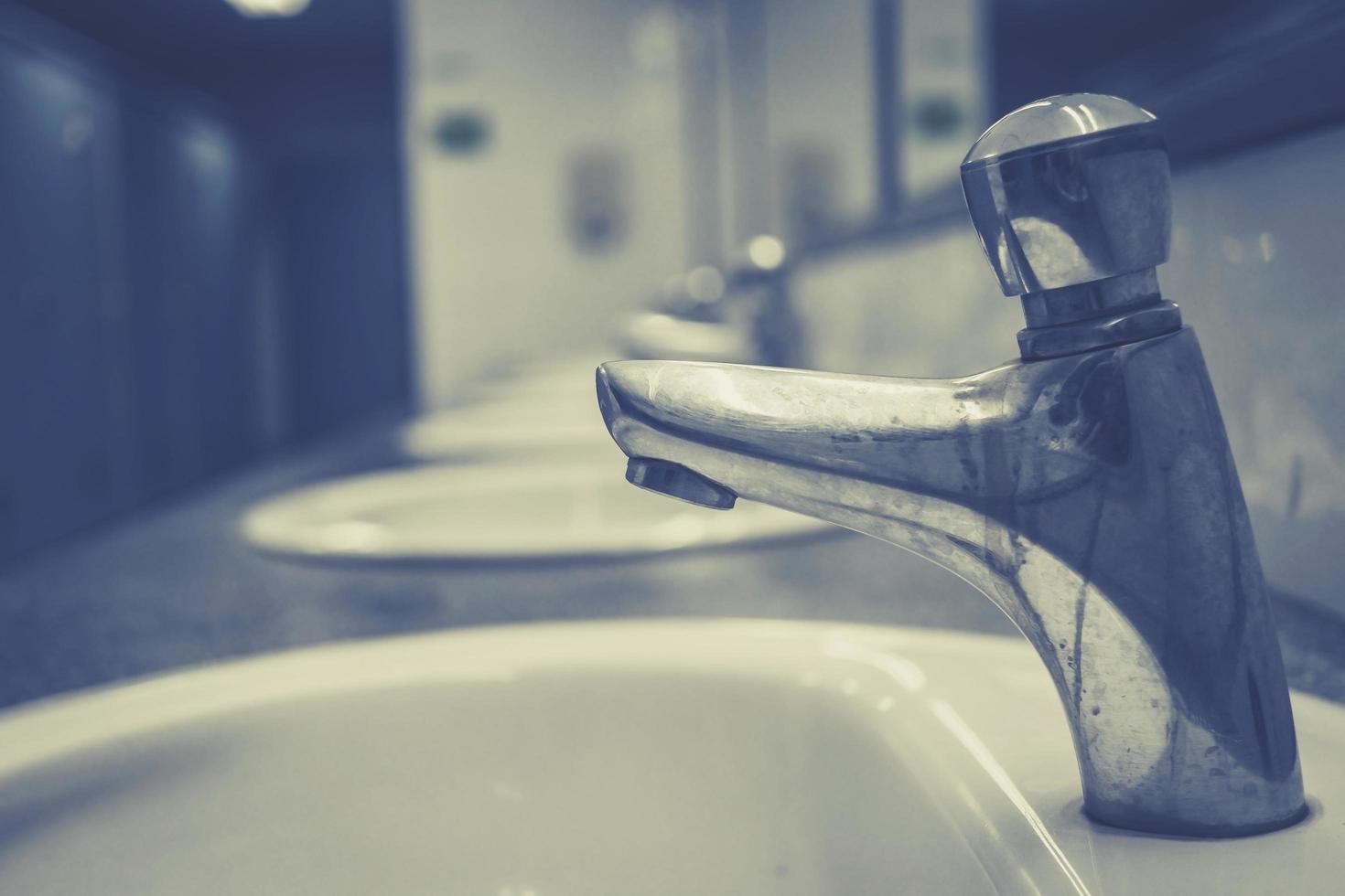 lavabo público e banheiro interno com lavatório e lavabo. foto