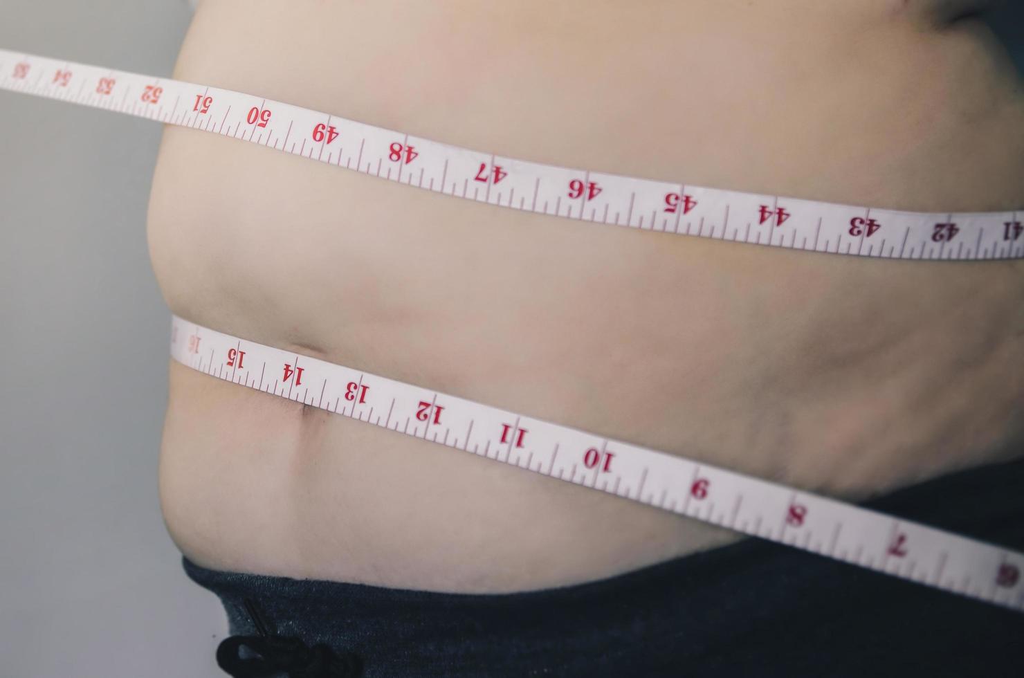 corpo humano e corpo gordo, pança ou barriga e excesso de peso das pessoas. foto
