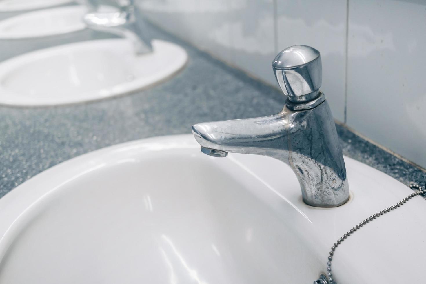 lavabo público e banheiro interno com lavatório e lavabo. foto