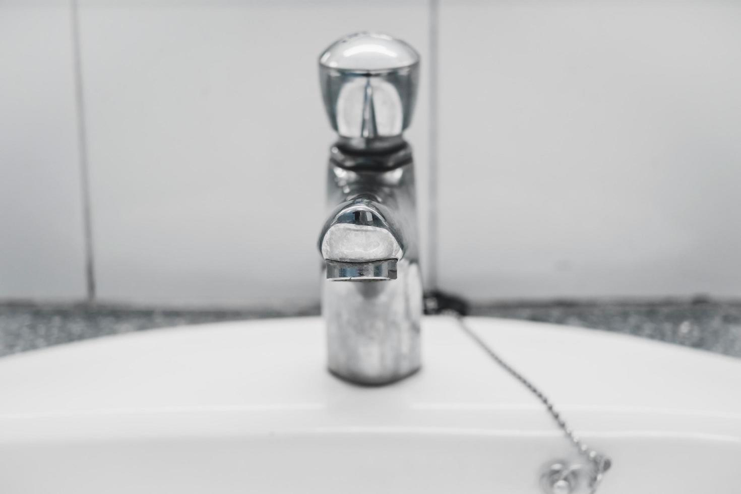 lavabo público e banheiro interno com lavatório e lavabo. foto