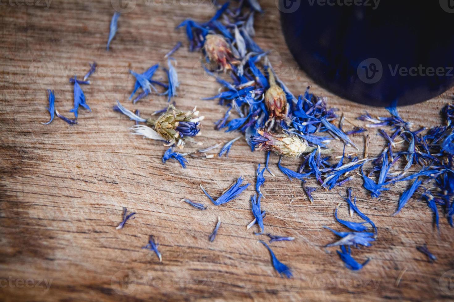 xícara azul com chá de flores em um fundo de madeira foto