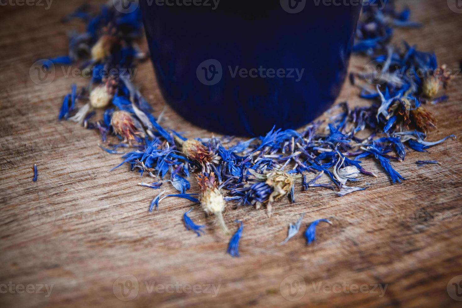 xícara azul com chá de flores em um fundo de madeira foto