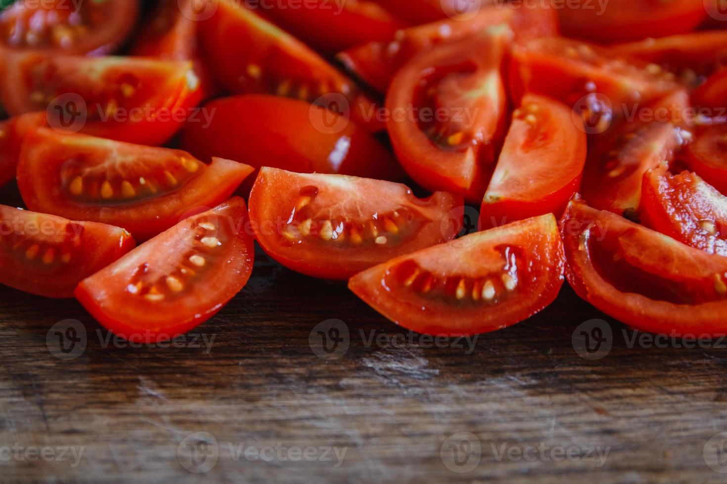 pedaços de tomate em uma placa de madeira foto