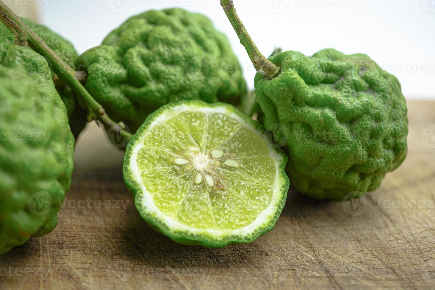 fruta fresca de bergamota ou lima kaffir com corte ao meio foto