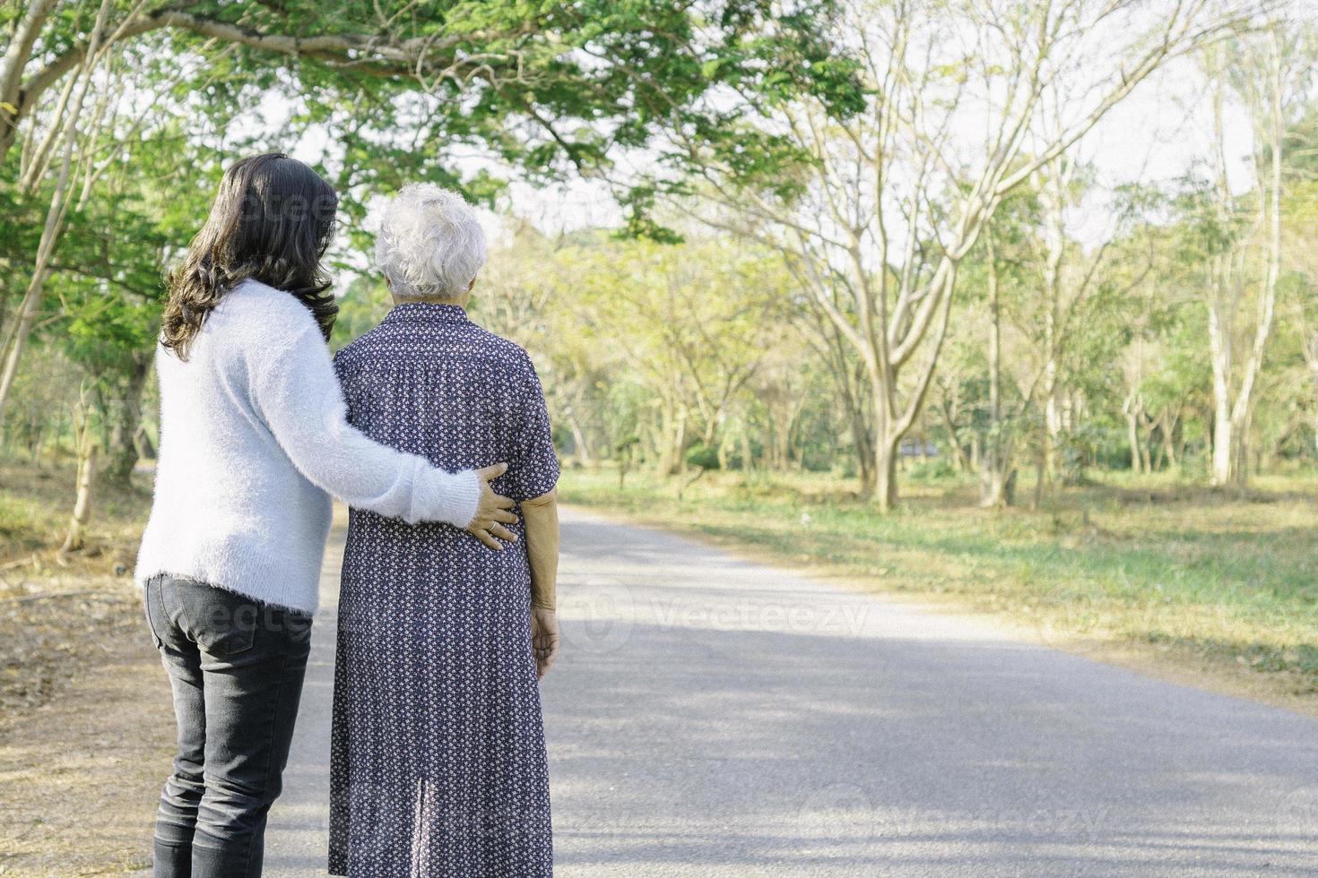 ajuda e cuidado mulher asiática sênior andar no parque. foto