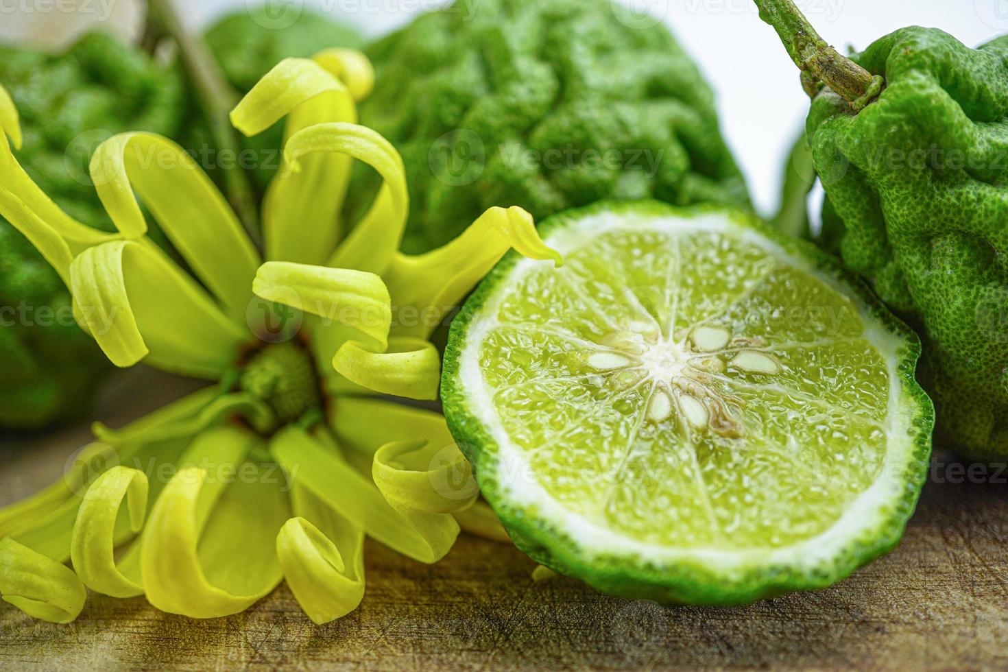 fruta fresca de bergamota ou lima kaffir com corte ao meio foto