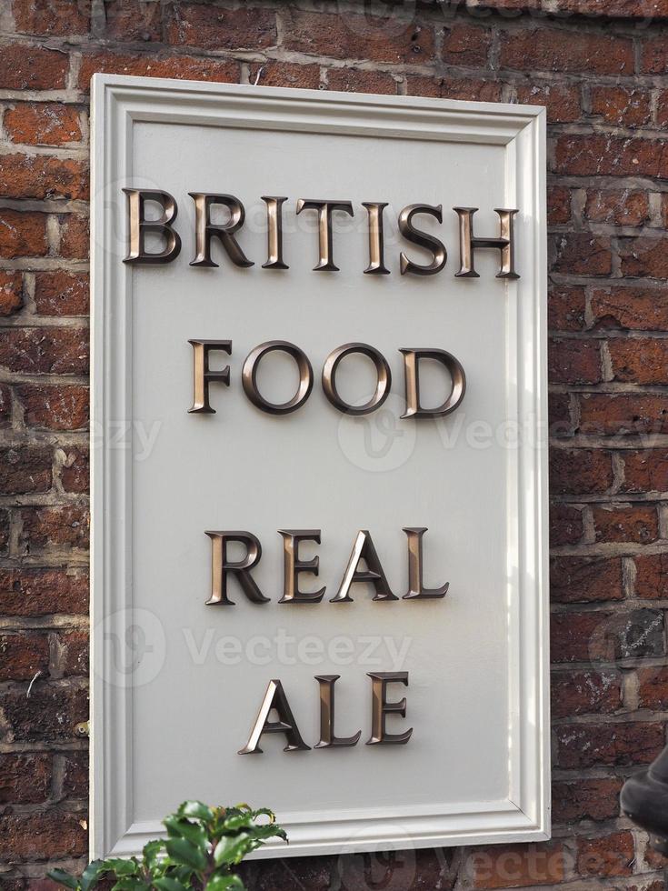 comida britânica, placa de cerveja real no pub foto