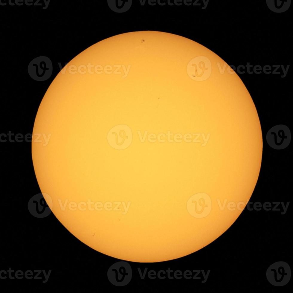 sol com manchas solares vistas com telescópio foto
