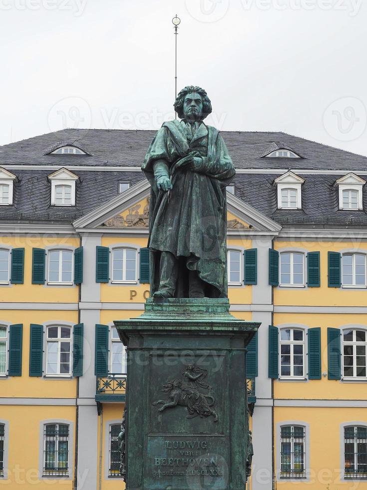 estátua de beethoven em bonn, alemanha foto