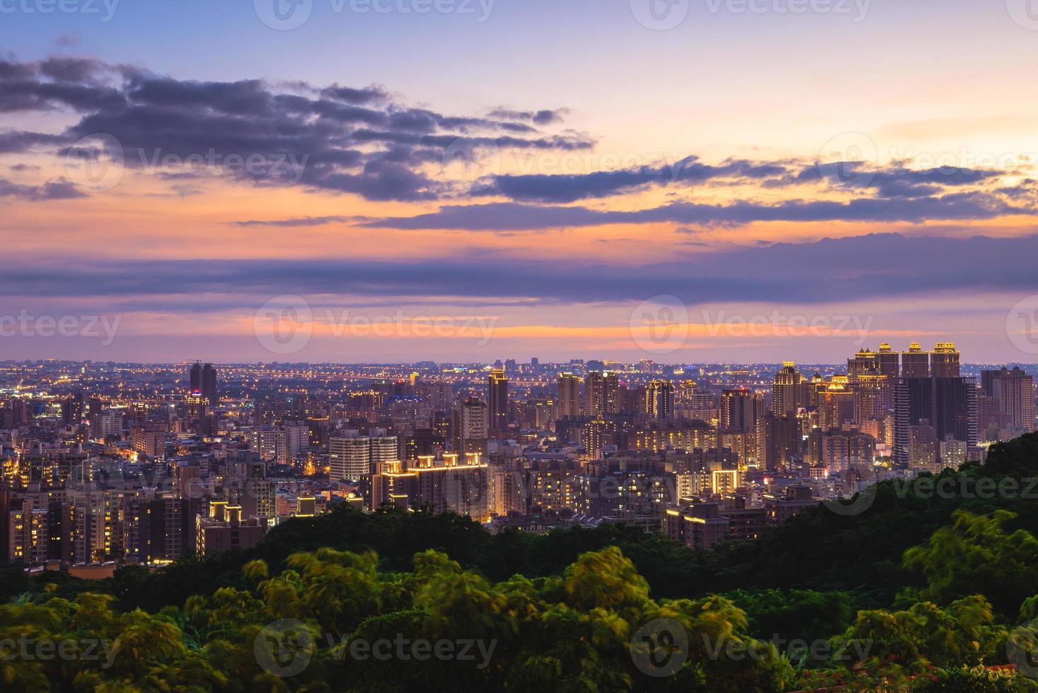 vista da cidade de taoyuan da montanha hutou em taiwan à noite foto