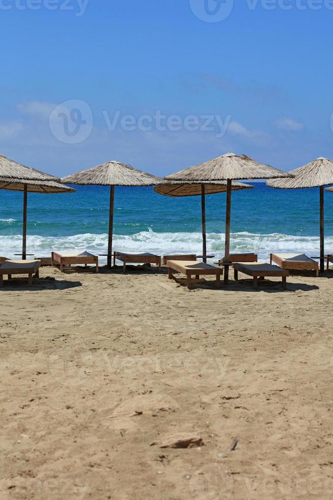 falassarna praia de areia vermelha kissamos ilha de creta temporada de férias de verão foto