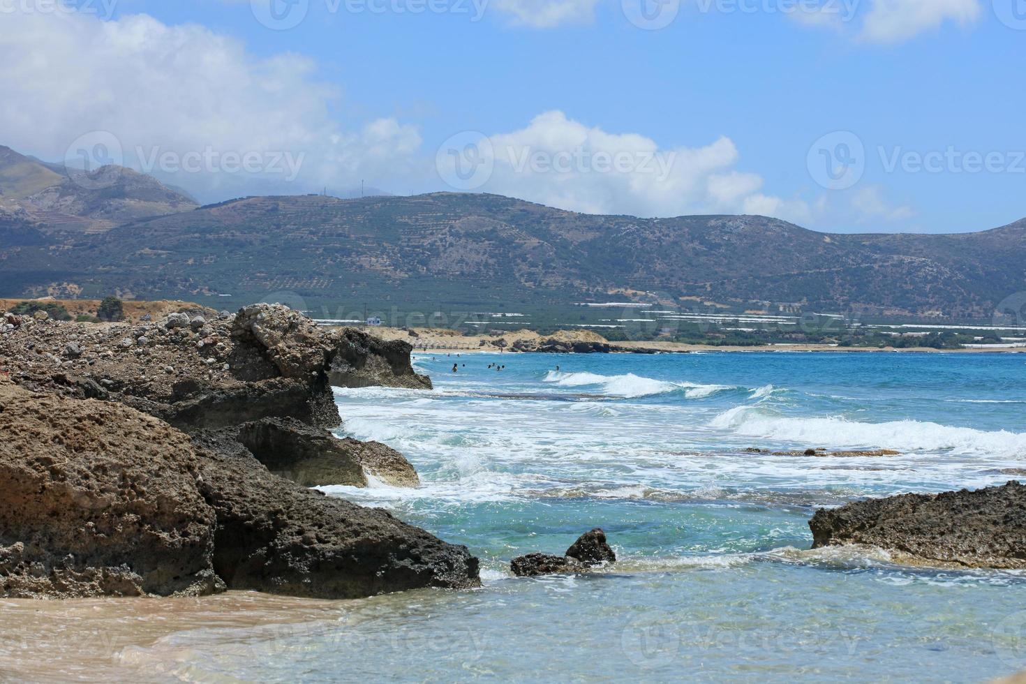 falassarna praia de areia vermelha kissamos ilha de creta temporada de férias de verão foto