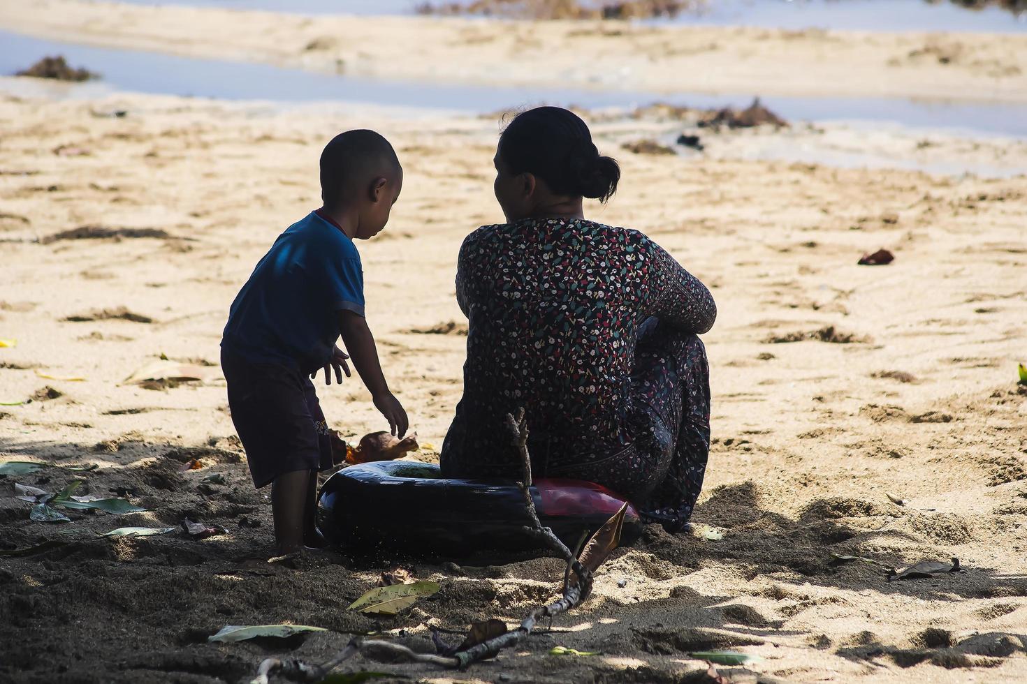 Sorong, Indonésia 2021- uma mãe e um filho foto