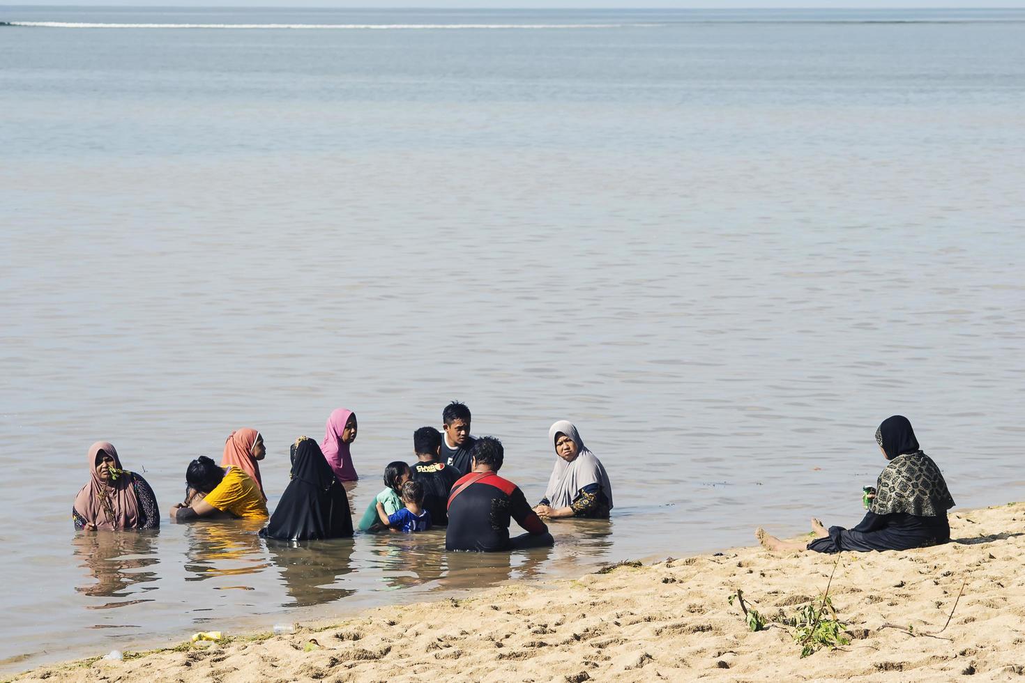 sorong, indonésia 2021- pessoas na praia foto
