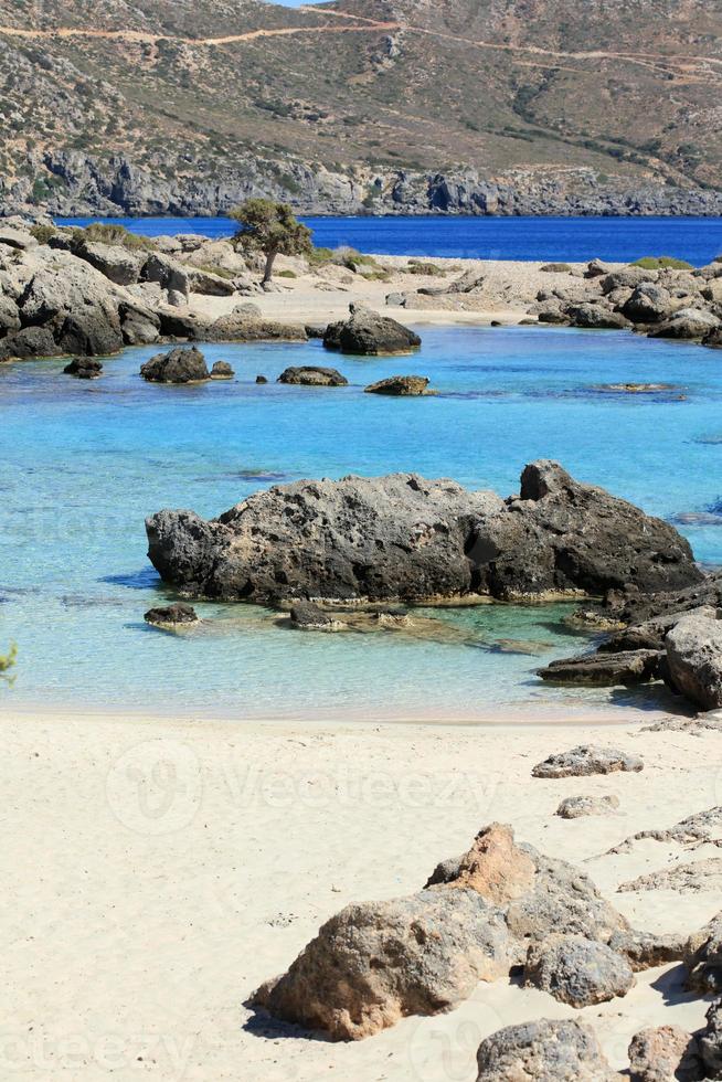 lagoa azul kedrodasos praia ilha de creta areia vermelha fundo de águas foto