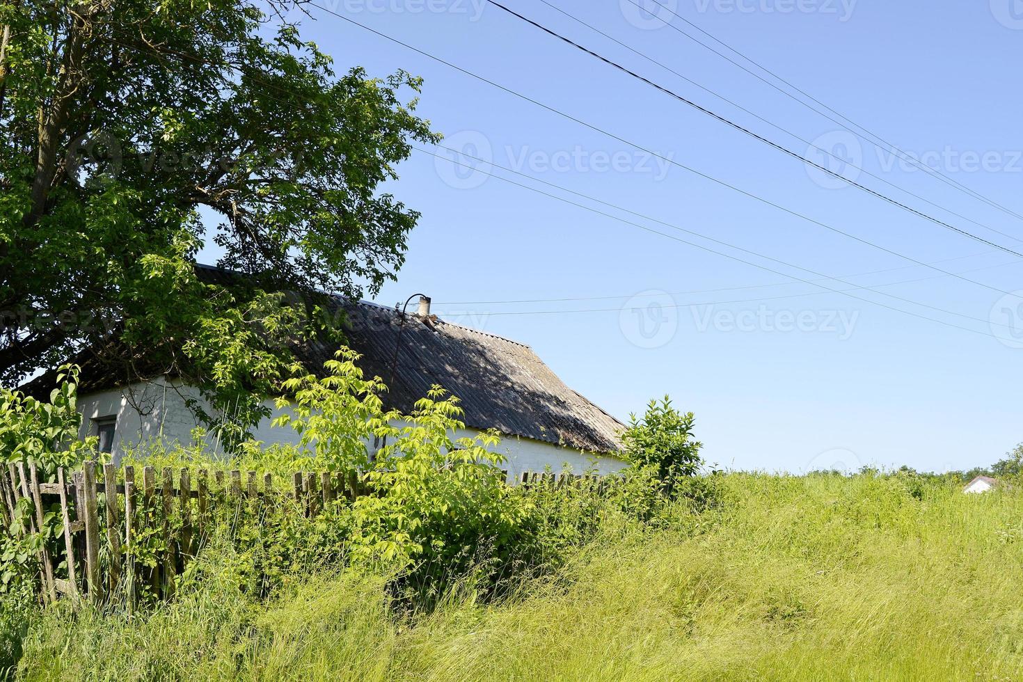 bela casa de fazenda antiga e abandonada no campo foto