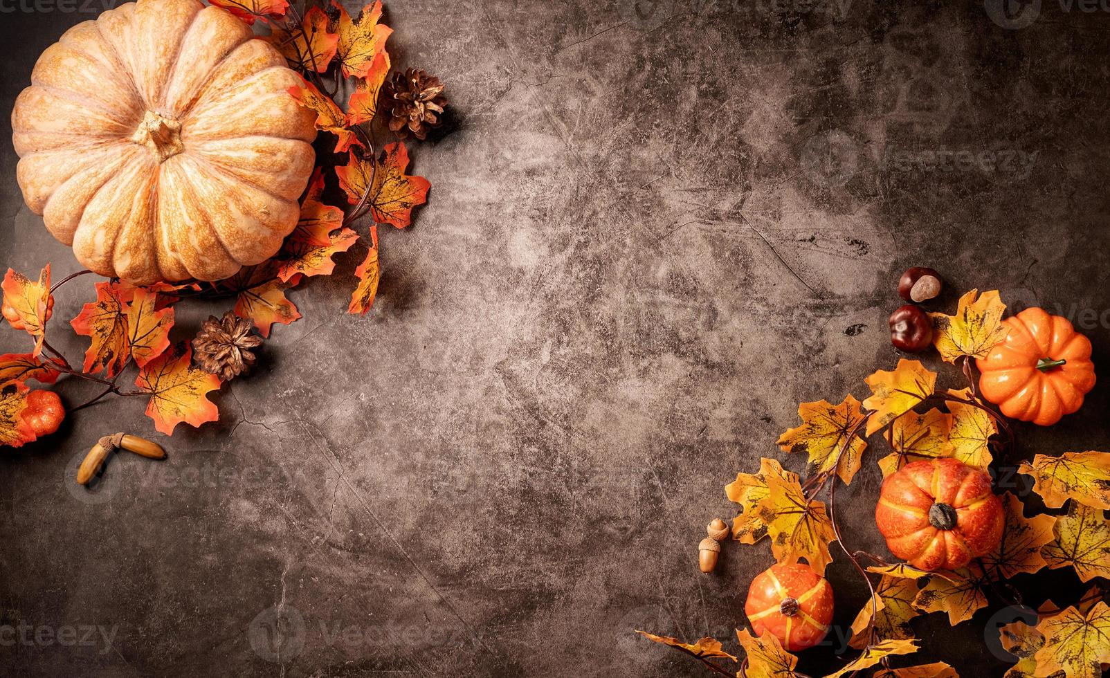 decorações de outono com abóboras e folhas, vista superior em preto foto