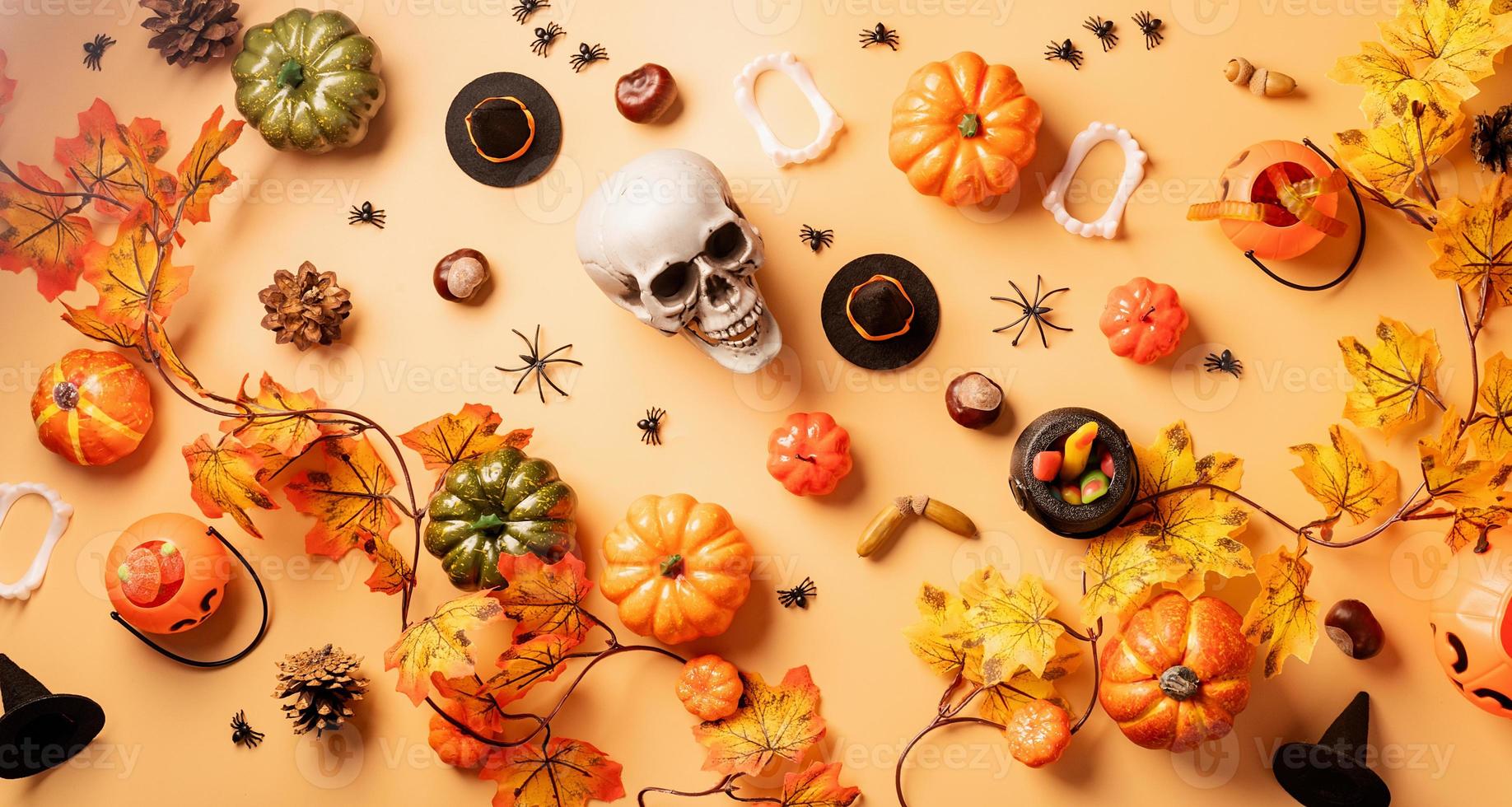 decorações do feriado de halloween com abóboras e doces vista superior foto