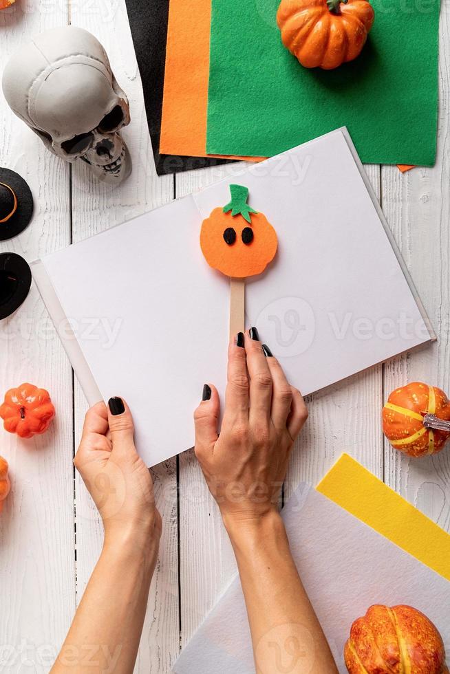 fazendo artesanato de marcador de abóbora de halloween foto