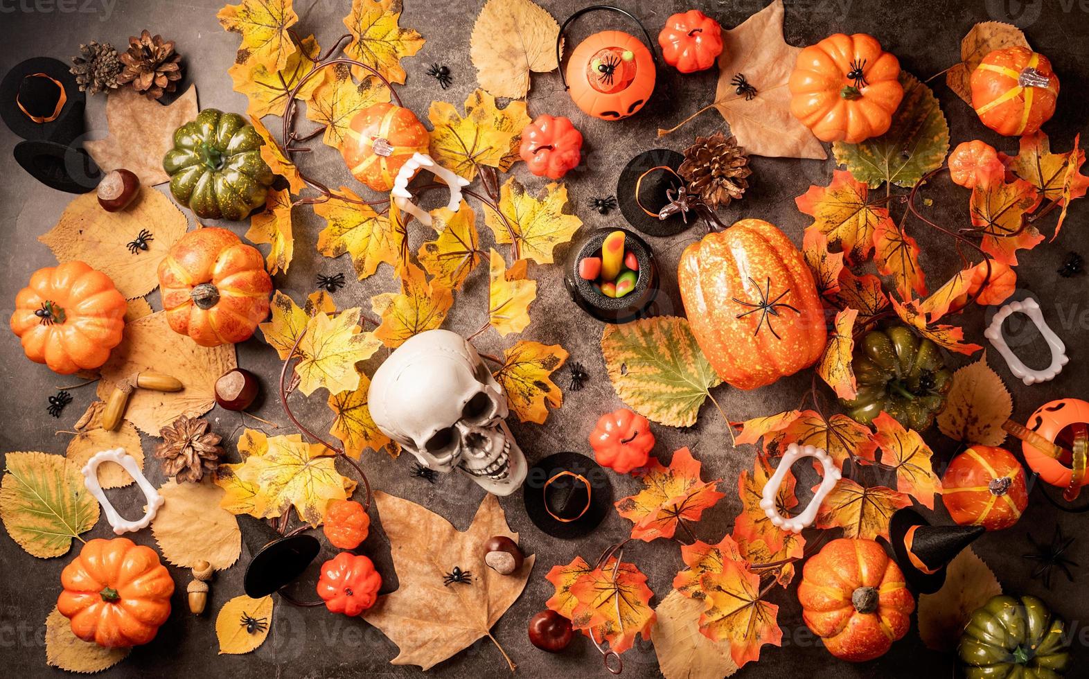 decorações do feriado de halloween com abóboras e doces foto
