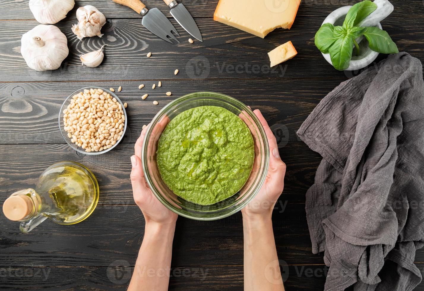 passo a passo preparando molho pesto italiano foto