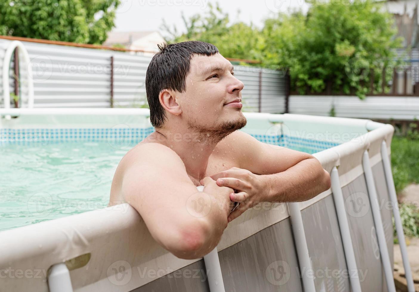 retrato de um jovem na piscina foto