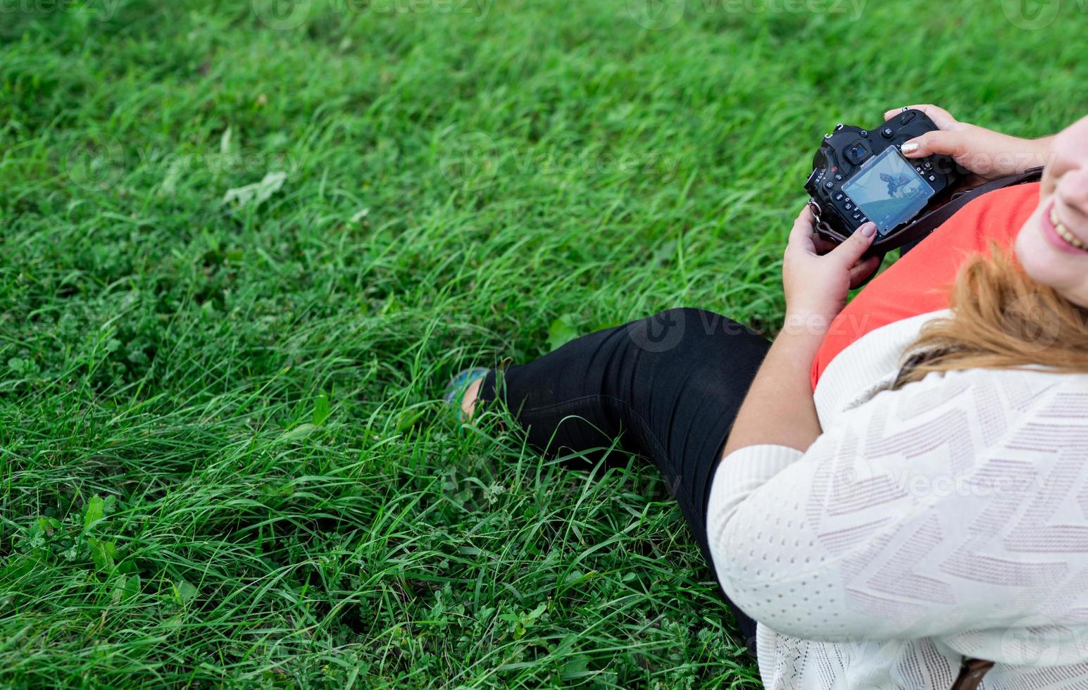 retrato de mulher obesa tirando fotos com uma câmera no parque