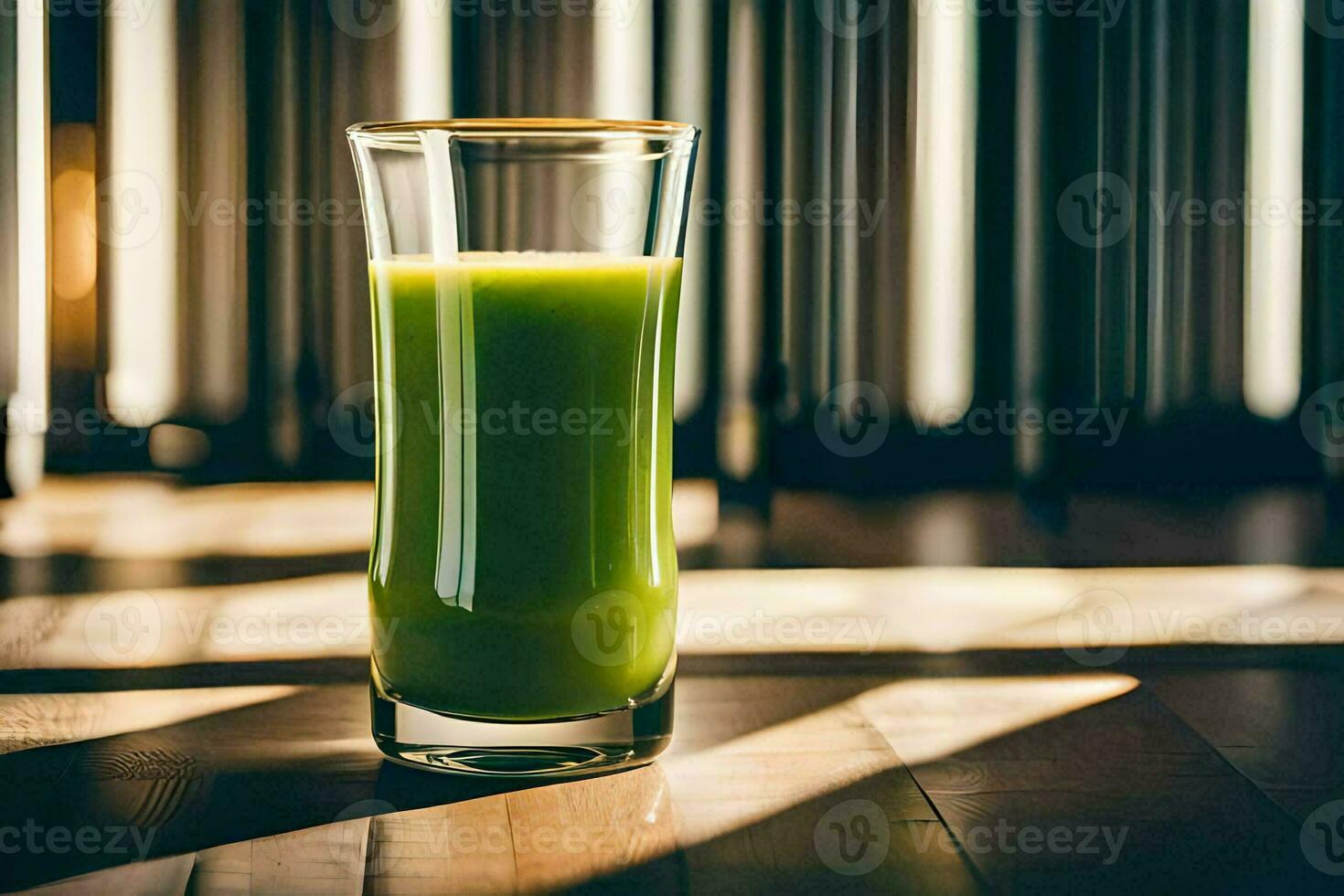 uma vidro do verde suco sentado em uma de madeira mesa. gerado por IA foto