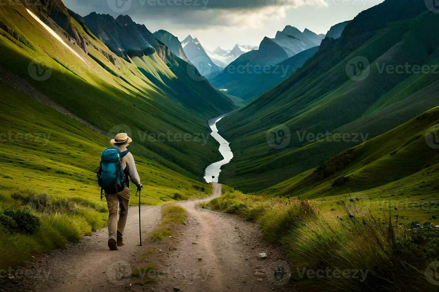 uma homem com uma mochila caminhando baixa uma caminho dentro a montanhas. gerado por IA foto