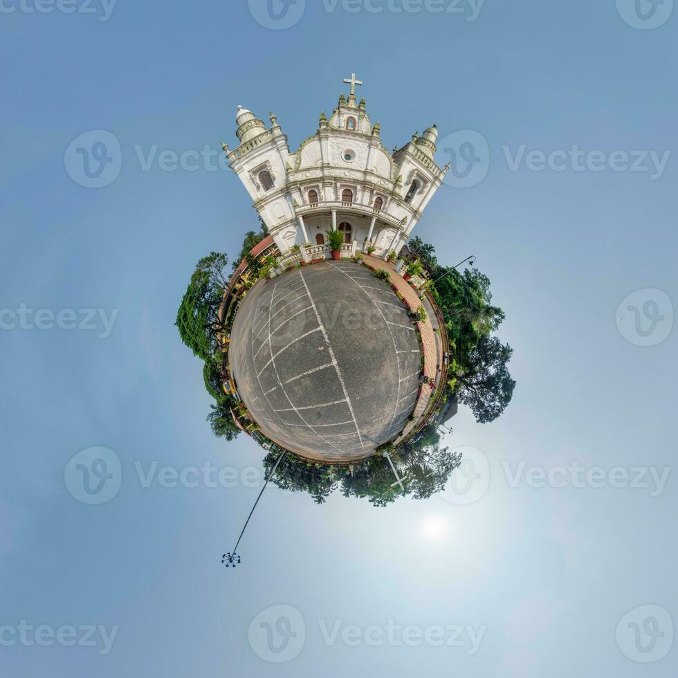 Portugal católico Igreja dentro selva entre Palma árvores dentro indiano trópico Vila em pequeno planeta dentro azul céu, transformação do esférico 360 panorama. esférico abstrato Visão com curvatura do espaço. foto