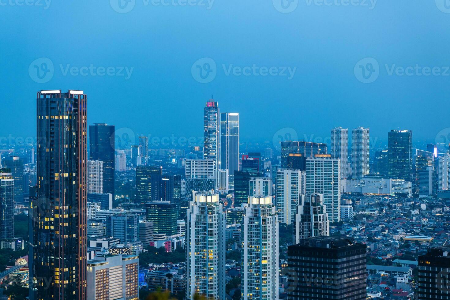 cenário do Jacarta Horizonte às noite, a capital do Indonésia foto