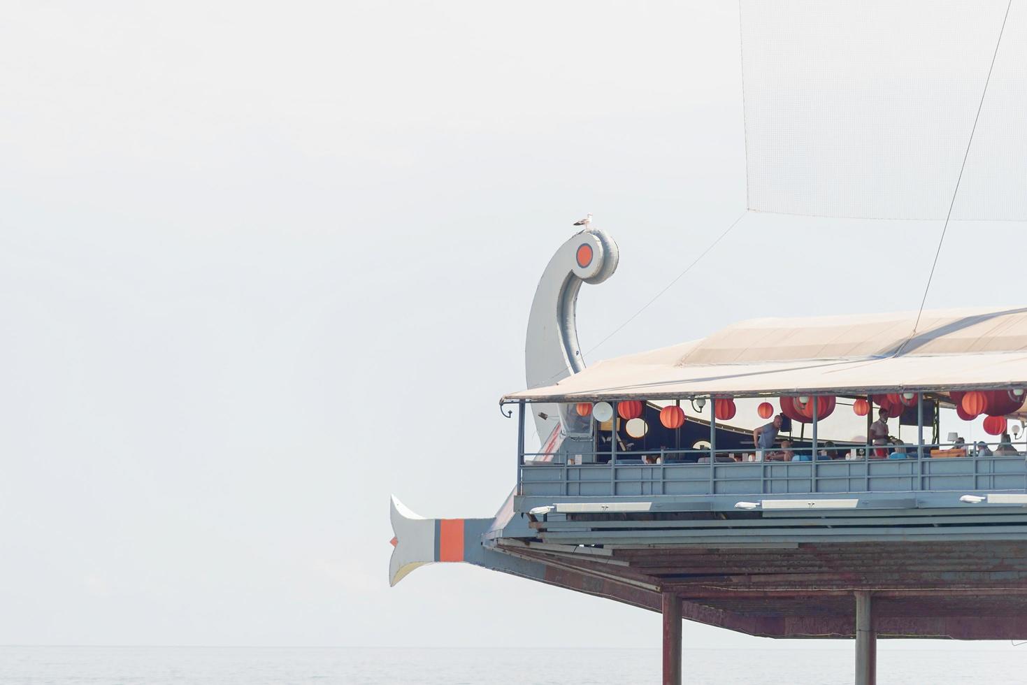 yalta 2021- o restaurante foi projetado na forma de um navio foto